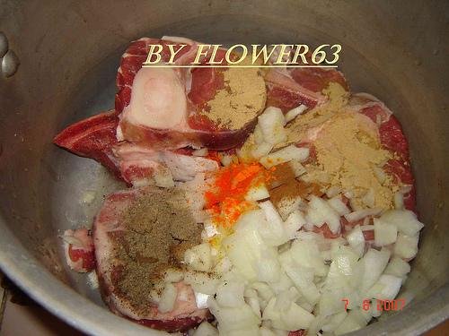 Tagine de viande de boeuf aux pommes de terre et aux pois chiches