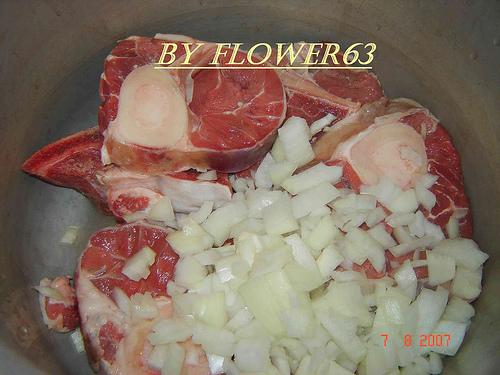 Tagine de viande de boeuf aux pommes de terre et aux pois chiches