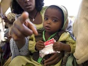 L'apparition des pâtes nutritives thérapeutiques, de type ''plumpy nut'', transforment aujourd'hui la réponse à la malnutrition. Crédit : Serge Pouzet L'apparition des pâtes nutritives thérapeutiques, de type ''plumpy nut'', transforment aujourd'hui la réponse à la malnutrition. Crédit : Serge Pouzet