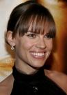 Hilary Swank teste la frange, joli mais un entretien contraignant