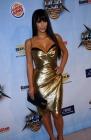 Kim Kardashian réussit la prouesse de ne pas ressembler à un gros paquet cadeau, même avec cette robe dorée