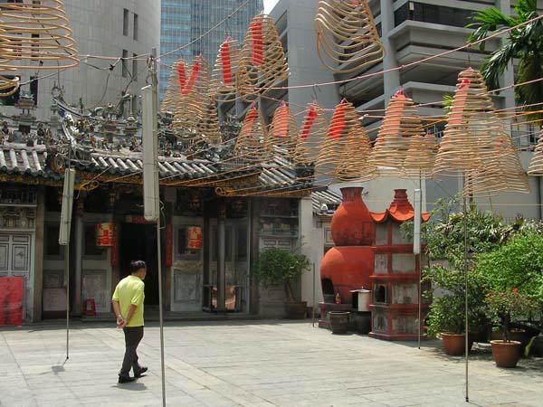 Lettres de Singapour (4): l’homme vertueux, qui lui aussi avait fait un rêve temple-singapour.1229397484.jpg