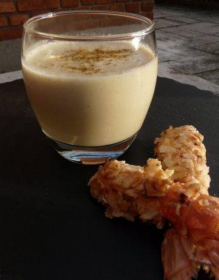 Une entrée chic et facile : crème de chou-fleur et langoustines snackées en croute de noisettes