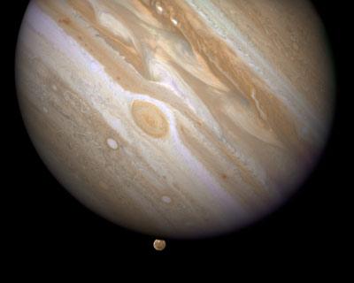 Le satellite Ganyméde sapprête à passer derrière Jupiter