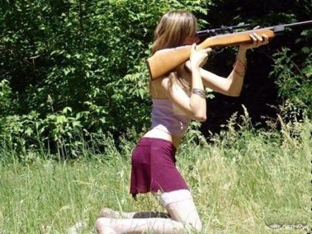 photo humour femme tir fusil épaule