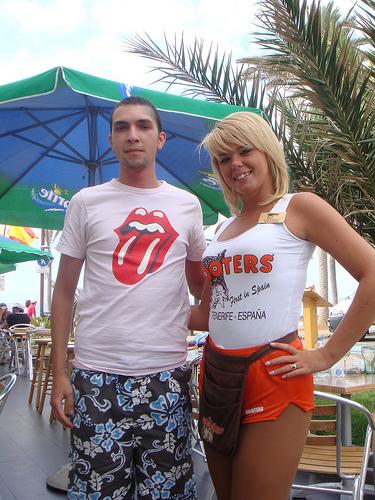 Des serveuses sexy chez Hooters pour te servir un burger