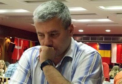 le champion d'échecs bulgare Kiril Georgiev 