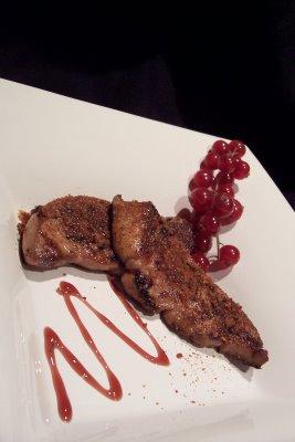 Escalopes de foie gras poêlées au pain d'épices et fruits frais