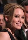 Hilary Duff : air timide et regard en coin