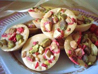 CROQUANTS au CHOCOLAT BLANC, NOIX DE COCO, PISTACHES et PRALINES de SAINT-GENIX