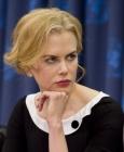 Nicole Kidman triche ! Elle n'ourle pas ses lèvres entièrement de rouge à lèvres pour cacher ses lèvres ratées ! 