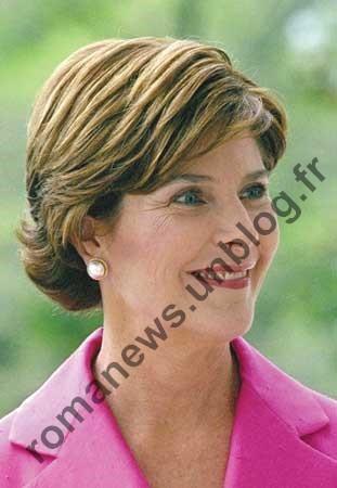 Laura Bush dénonce l’agression à la chaussure sur son mari Laura Bush dénonce l’agression à la chaussure sur son mari