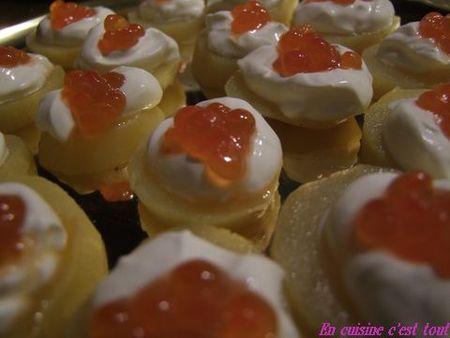 Canapés de pommes-de-terre aux oeufs de saumon Canapes_creme_saumon