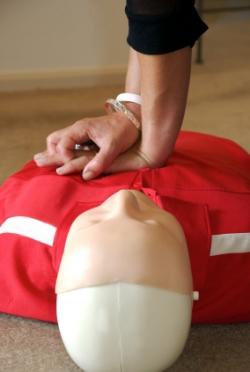Le bon massage cardiaque a le rythme de « Staying Alive » des Bee Gees massage cardiaque