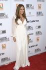 Dans sa longue robe blanche, Jennifer Lopez est magnifique