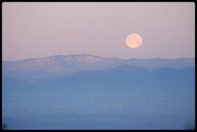 Lune qui se couche, soleil qui se lève