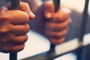 Un prisonnier s'arrache un oeil avant de le manger Prison