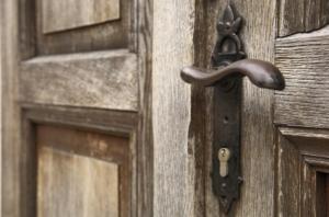 Une démarcheuse en colère défèque sur le pas d'une porte Porte