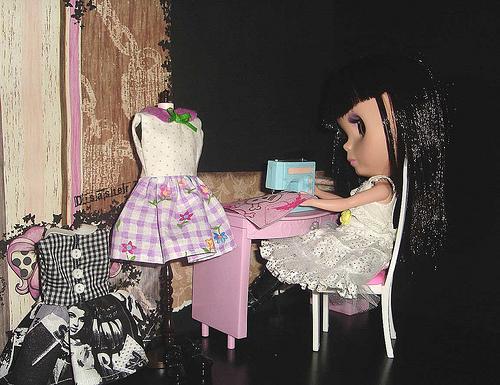 Dyns s’adonne aux travaux manuels avec les mains.