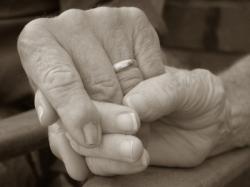La polyarthrite rhumatoïde fait souffrir les femmes plus que les hommes main femme âgée