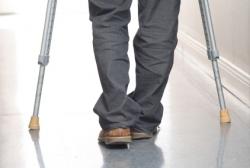 Marcher peut aider les patients en soins intensifs à guérir plus vite marche avec béquilles