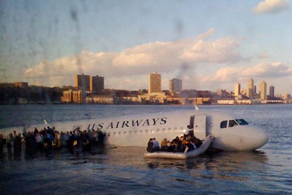 Un Airbus s'abîme dans le fleuve Hudson à New York