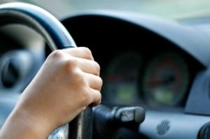 Une femme perd des points de permis parce qu'elle mange au volant Volant