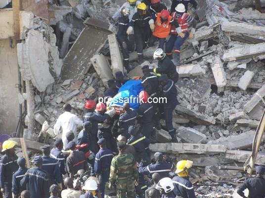 Photos: Sénégal-incendie-effondrement d'un immeuble: deux sapeurs portés disparus