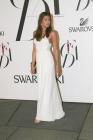 Eva Mendes sublime dans une robe blanche toute simple
