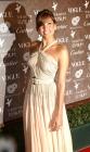 Eva Mendes radieuse dans une robe bustier crème