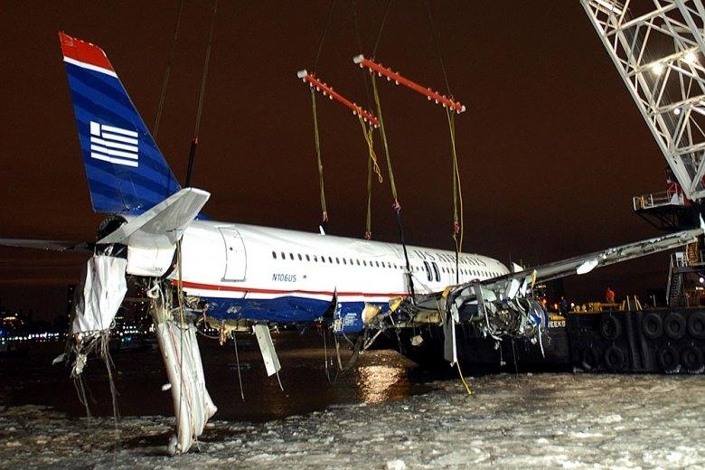 L'Airbus d'US Airways hissé hors de l'eau L'Airbus d'US Airways hissé hors de l'eau