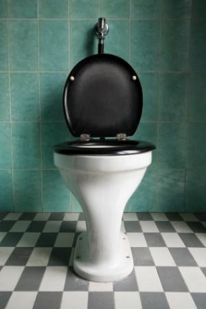 Un homme fait exploser des toilettes Toilettes