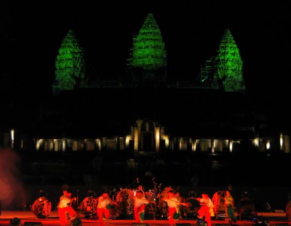 Angkor en courant, à vélo, en chanson Angkor en courant, à vélo, en chanson