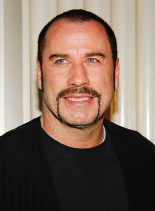 On essaie de faire chanter Travolta