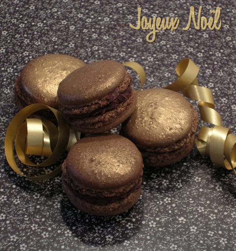 Joyeux Noël ! Avec des macarons d'or et d'argent Joyeux Noël ! Avec des macarons d'or et d'argent