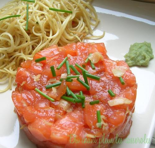 Tartare de saumon comme un sashimi. Fraîcheur, légèreté avant les jours terribles Tartare de saumon comme un sashimi. Fraîcheur, légèreté avant les jours terribles