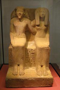 Ounsou et Imenhetep (A 54) Salle 4 - vitrine 4 : la dyade d'ounsou - 1. approche esthÉtique