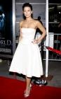 Rhona Mitra : la robe blanche lui sied aussi bien que le mini short de Lara Croft
