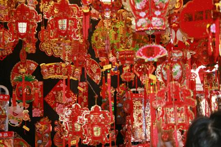 Lettres de Singapour(8). C’est le nouvel an chinois: du pouvoir des couleurs et des mots deco-chinatown.1232965158.jpg