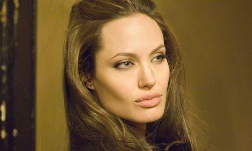 ANGELINA JOLIE : recherchée pour assassinats... ANGELINA JOLIE : recherchée pour assassinats...