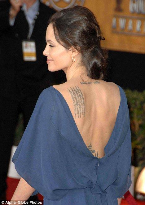 Angelina Jolie a mis sa robe à l'envers
