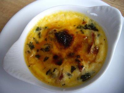 Crèmes brûlées au parmesan et tomates séchées, parfumées au basilic ou piment d'Espelette