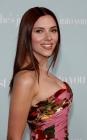 Scarlett Johansson : la sublime blonde est devenue une bombe brune Dans sa robe bustier, Scarlett Johansson est tout simplement divine