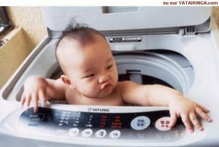 Bébé dans une machine à laver