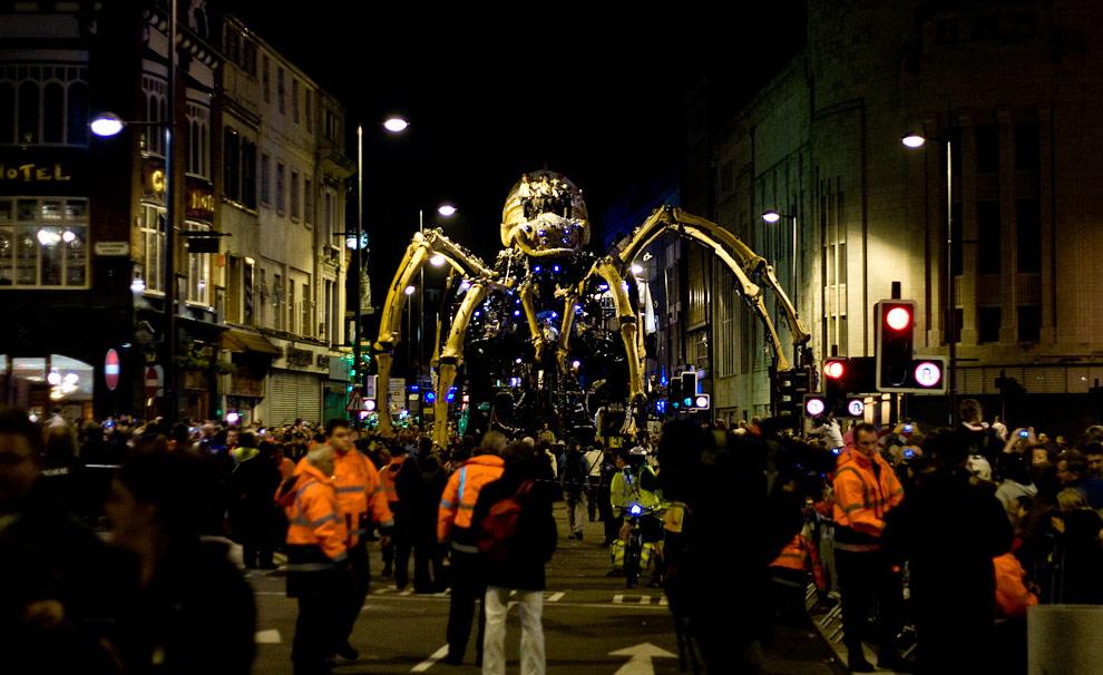 Une araignée géante sur un immeuble de Liverpool Une araignée géante sur un immeuble de Liverpool