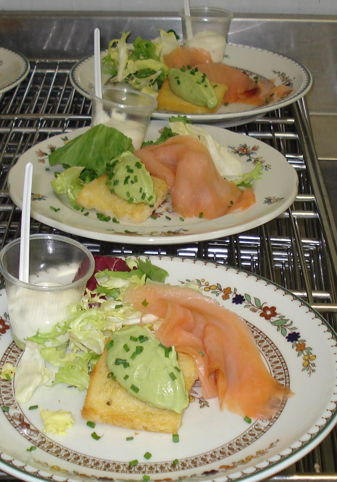 salade toast d'avocat et chiffonade de saumon fumé