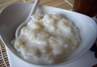 Riz au lait parfumé à la fève tonka, sauce caramel au beurre salé