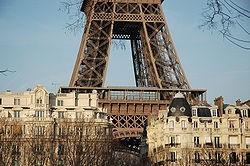 Tour_Eiffel_surplombant_Paris.jpg
