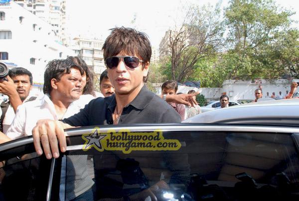 [PHOTOS] Shahrukh Khan arrives at Breach Candy Hospital