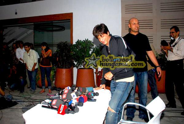 [PHOTOS] Shahrukh Khan meets the media after his surgery